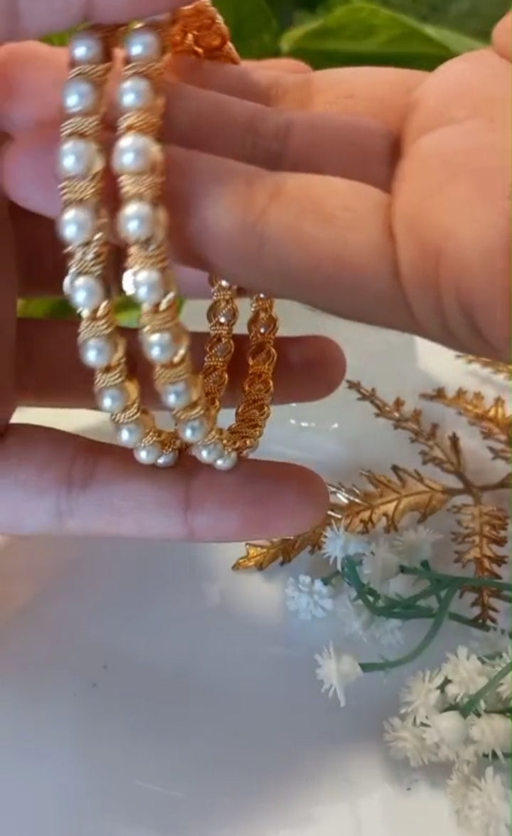 Beautiful gold plated premium Pearl Bangle 


Code : PearlP10 Jewel byjuwaan
